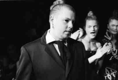 ALEXANDER MCQUEEN L'ENFANT PRODIGE DELLA MODA 4 Ritratto in primo piano dello stilista Alexander Lee McQueen, icona della moda britannica.