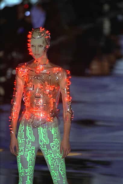 "LA DONNA CYBORG" GIVENCHY PRET A PORTER AUTUNNO/INVERNO 1999 1 LA DONNA CYBORG GIVENCHY PRET A PORTER