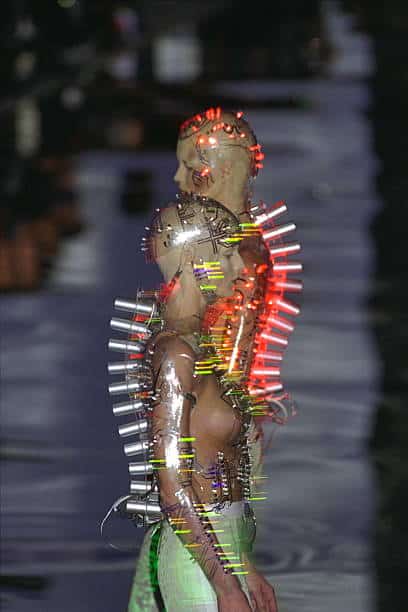 "LA DONNA CYBORG" GIVENCHY PRET A PORTER AUTUNNO/INVERNO 1999 7 LA DONNA CYBORG GIVENCHY PRET A PORTER