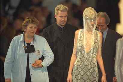 L'ERA GIVENCHY DI ALEXANDER MCQUEEN HAUTE COUTURE 1997-2001 19 GIVENCHY: SPRING/SUMMER 98 HAUTE COUTURE COLLECTION (Photo by THIERRY ORBAN/Sygma via Getty Images)