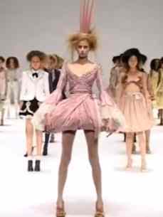 "IT'S ONLY A GAME" ALEXANDER MCQUEEN S/S 2005 15 it's only a game sfilate mcqueen 2005-2010