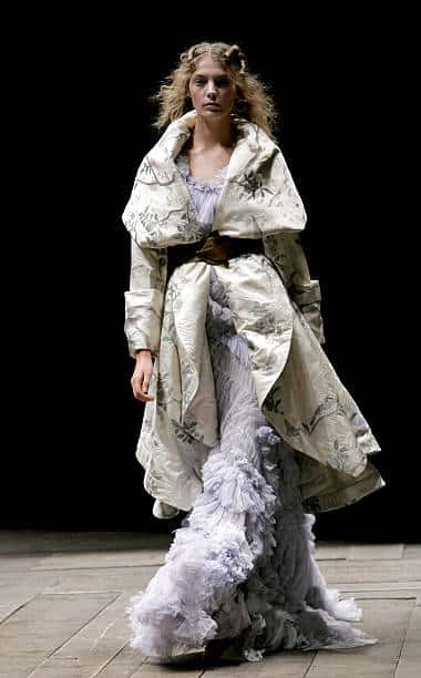 "THE WIDOWS OF CULLODEN" ALEXANDER MCQUEEN F/W 2006 2 "THE WIDOWS OF CULLODEN" ALEXANDER MCQUEEN F/W 2006