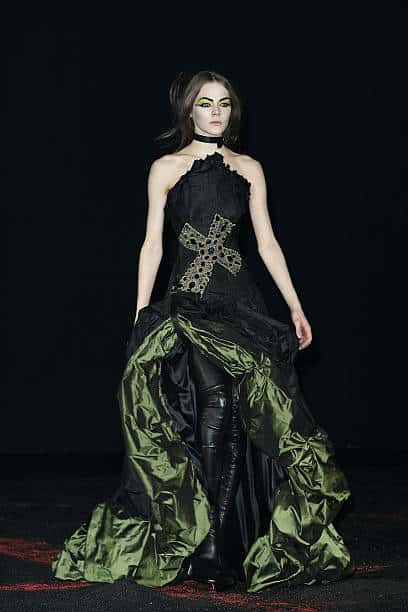 "IN MEMORY OF ELIZABETH HOWE SALEM 1692" ALEXANDER MCQUEEN F/W 2007 25 "IN MEMORY OF ELIZABETH HOWE SALEM 1692" ALEXANDER MCQUEEN F/W 2007