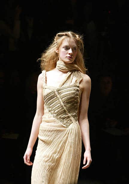 "THE WIDOWS OF CULLODEN" ALEXANDER MCQUEEN F/W 2006 17 "THE WIDOWS OF CULLODEN" ALEXANDER MCQUEEN F/W 2006