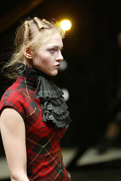 "THE WIDOWS OF CULLODEN" ALEXANDER MCQUEEN F/W 2006 19 "THE WIDOWS OF CULLODEN" ALEXANDER MCQUEEN F/W 2006