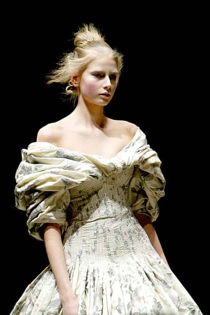 "THE WIDOWS OF CULLODEN" ALEXANDER MCQUEEN F/W 2006 23 "THE WIDOWS OF CULLODEN" ALEXANDER MCQUEEN F/W 2006