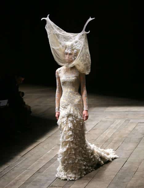 "THE WIDOWS OF CULLODEN" ALEXANDER MCQUEEN F/W 2006 24 "THE WIDOWS OF CULLODEN" ALEXANDER MCQUEEN F/W 2006