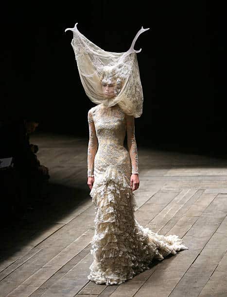 "THE WIDOWS OF CULLODEN" ALEXANDER MCQUEEN F/W 2006 1 "THE WIDOWS OF CULLODEN" ALEXANDER MCQUEEN F/W 2006
