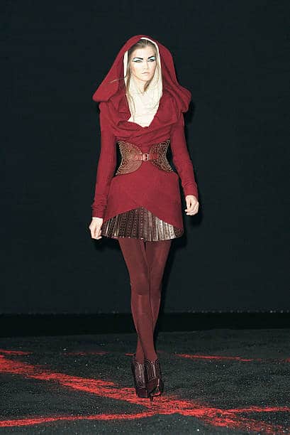 "IN MEMORY OF ELIZABETH HOWE SALEM 1692" ALEXANDER MCQUEEN F/W 2007 7 "IN MEMORY OF ELIZABETH HOWE SALEM 1692" ALEXANDER MCQUEEN F/W 2007