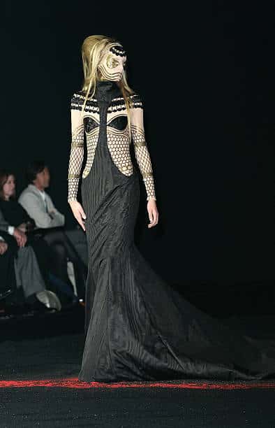 "IN MEMORY OF ELIZABETH HOWE SALEM 1692" ALEXANDER MCQUEEN F/W 2007 11 "IN MEMORY OF ELIZABETH HOWE SALEM 1692" ALEXANDER MCQUEEN F/W 2007