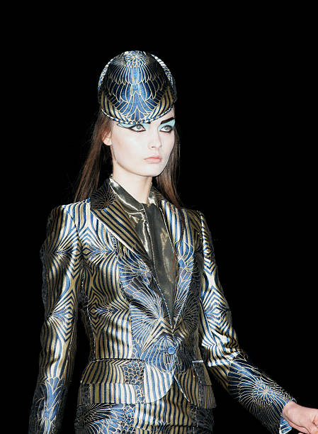 "IN MEMORY OF ELIZABETH HOWE SALEM 1692" ALEXANDER MCQUEEN F/W 2007 15 "IN MEMORY OF ELIZABETH HOWE SALEM 1692" ALEXANDER MCQUEEN F/W 2007