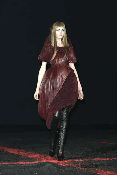 "IN MEMORY OF ELIZABETH HOWE SALEM 1692" ALEXANDER MCQUEEN F/W 2007 28 "IN MEMORY OF ELIZABETH HOWE SALEM 1692" ALEXANDER MCQUEEN F/W 2007